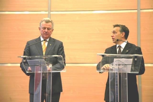 Viktor Orbán (vpravo) by
