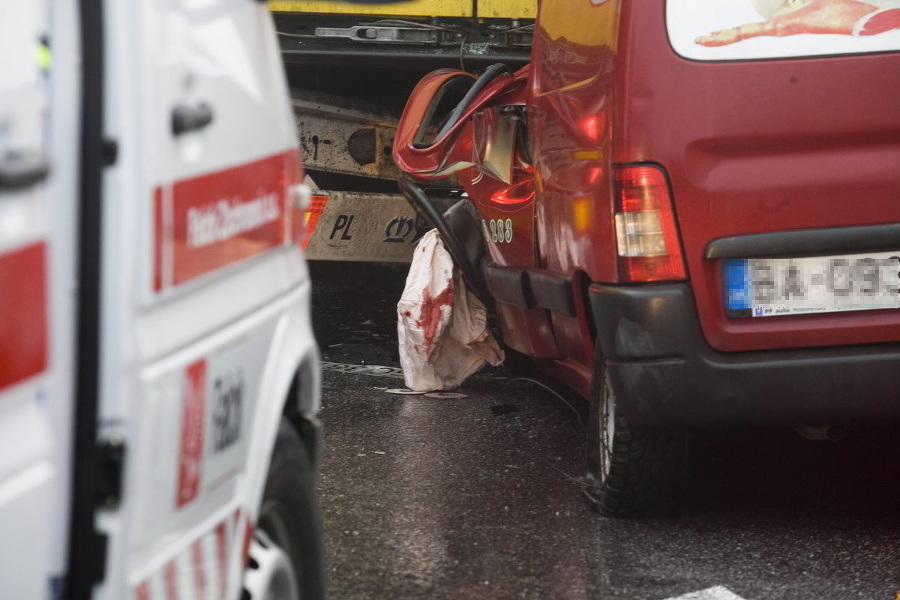 Pri hromadnej nehode na diaľnici D1 sa zrazilo 20 áut. 
