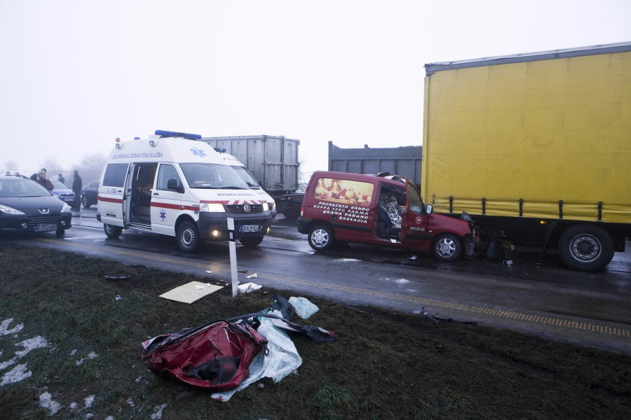 Pri hromadnej nehode na diaľnici D1 sa zrazilo 20 áut. 