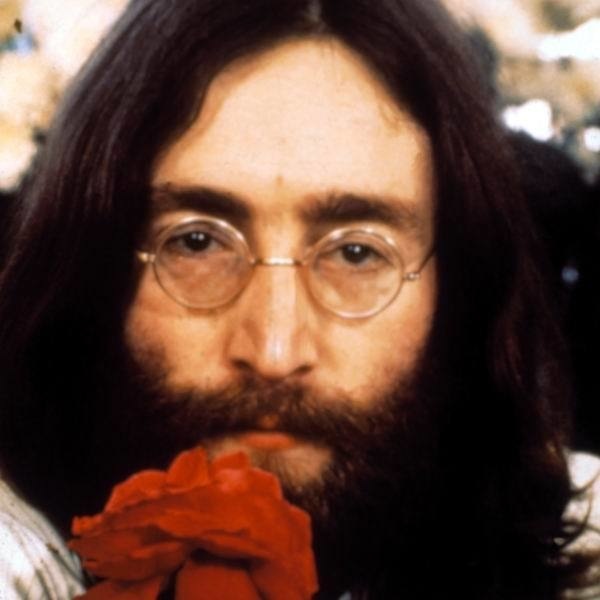 Fotografia zhúleného Johna Lennona.
