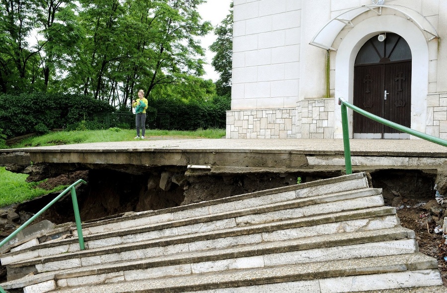 V obci Nižná Myšľa v okrese Košice okolie evakuovali približne 200 ľudí po výdatných dažďoch, pretože sa miestny kopec, na ktorom sú rodinné domy začal zosúvať.