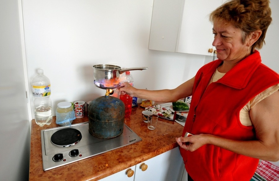 Prví obyvatelia kontajnerového bytu v Nižnej Myšli , rodina Vargová , na snímke matka Jaroslava , sa nasťahovali do kontajnerového bytu aj napriek tomu , že ešte nemajú vodu , elektrinu a plyn.