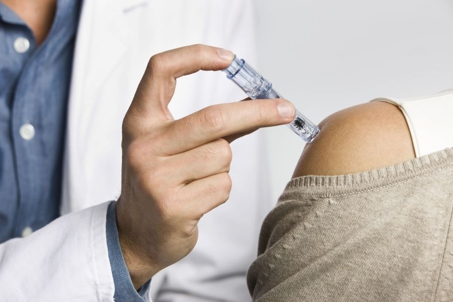 Mikroihla novej vakcíny nezasiahne