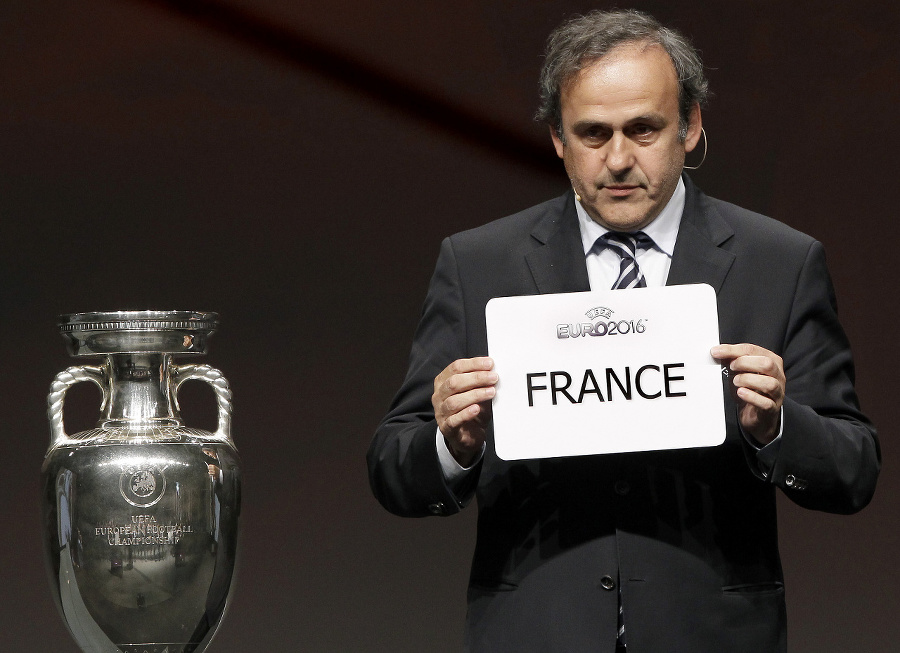 Michel Platini oznamuje organizátorskú krajinu EURA 2016.