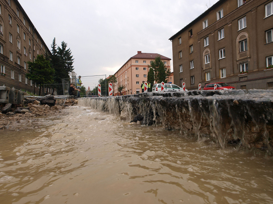 Voda zničila asfalt na