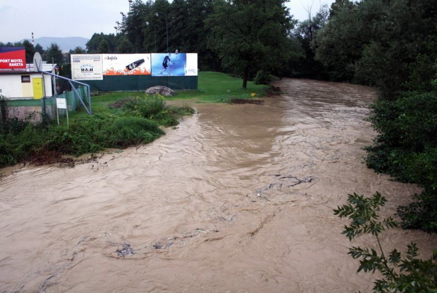 Rozvodnená rieka Nitra.