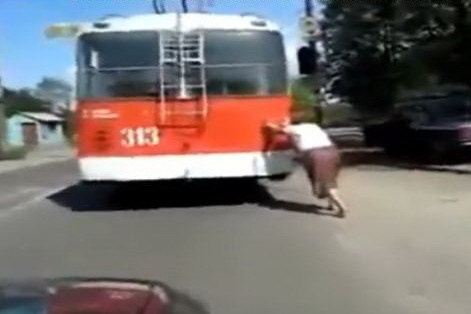 Tlačenie autobusu v Rusku.