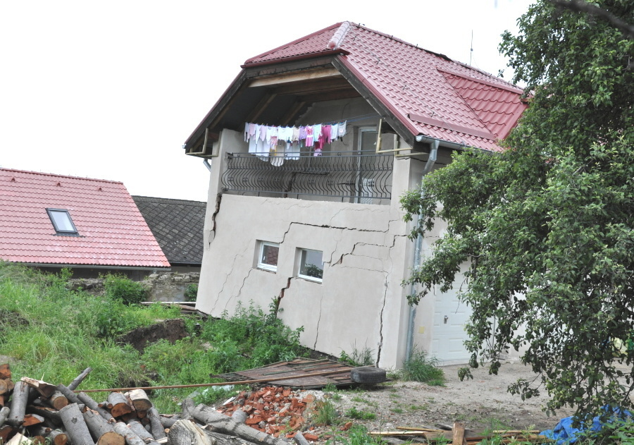 Majiteľ plánoval už len osadiť zábradlie na balkóne a zložiť lešenie. Na dom šetril dlhý čas.