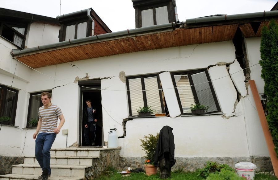 Nižná Myšľa: Ľudia sa sťahujú z narušených a popraskaných rodinných domov. 
