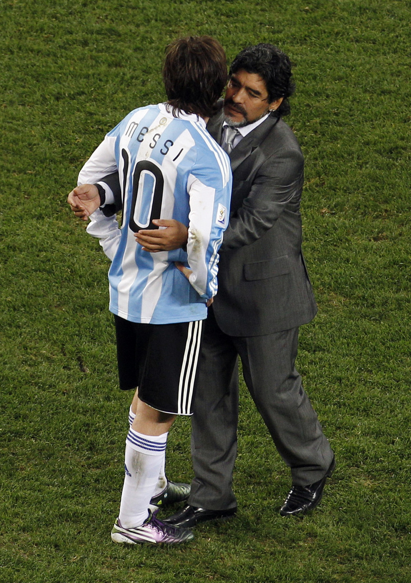 Maradona utešuje svojho zverenca