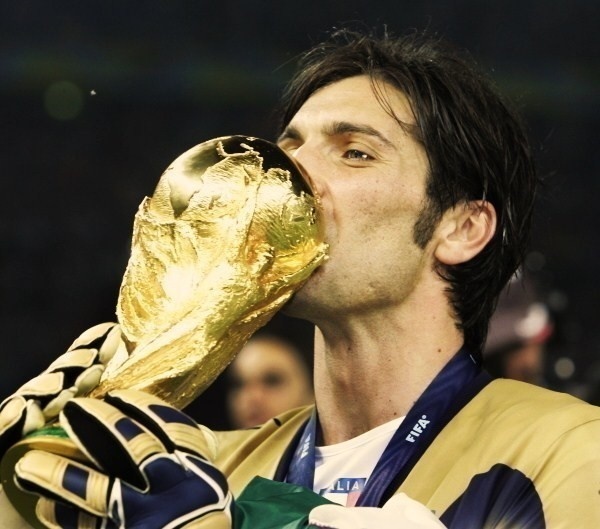 Gigi Buffon s trofejou