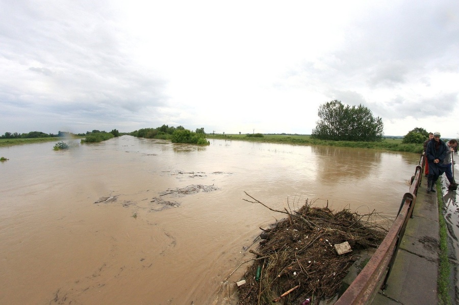 Rieka Nitra hrozí preliatím