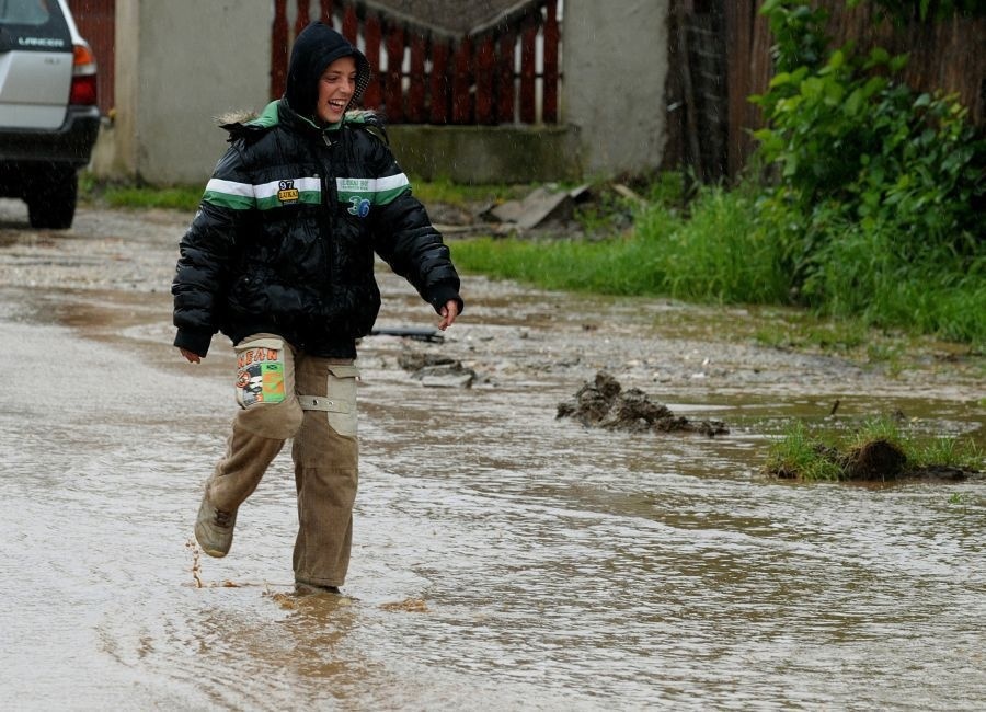 Ulica v strede obce Drážovce neďaleko mesta Nitra, kde zaplavilo aj niekoľko dvorov a rodinných domov. 