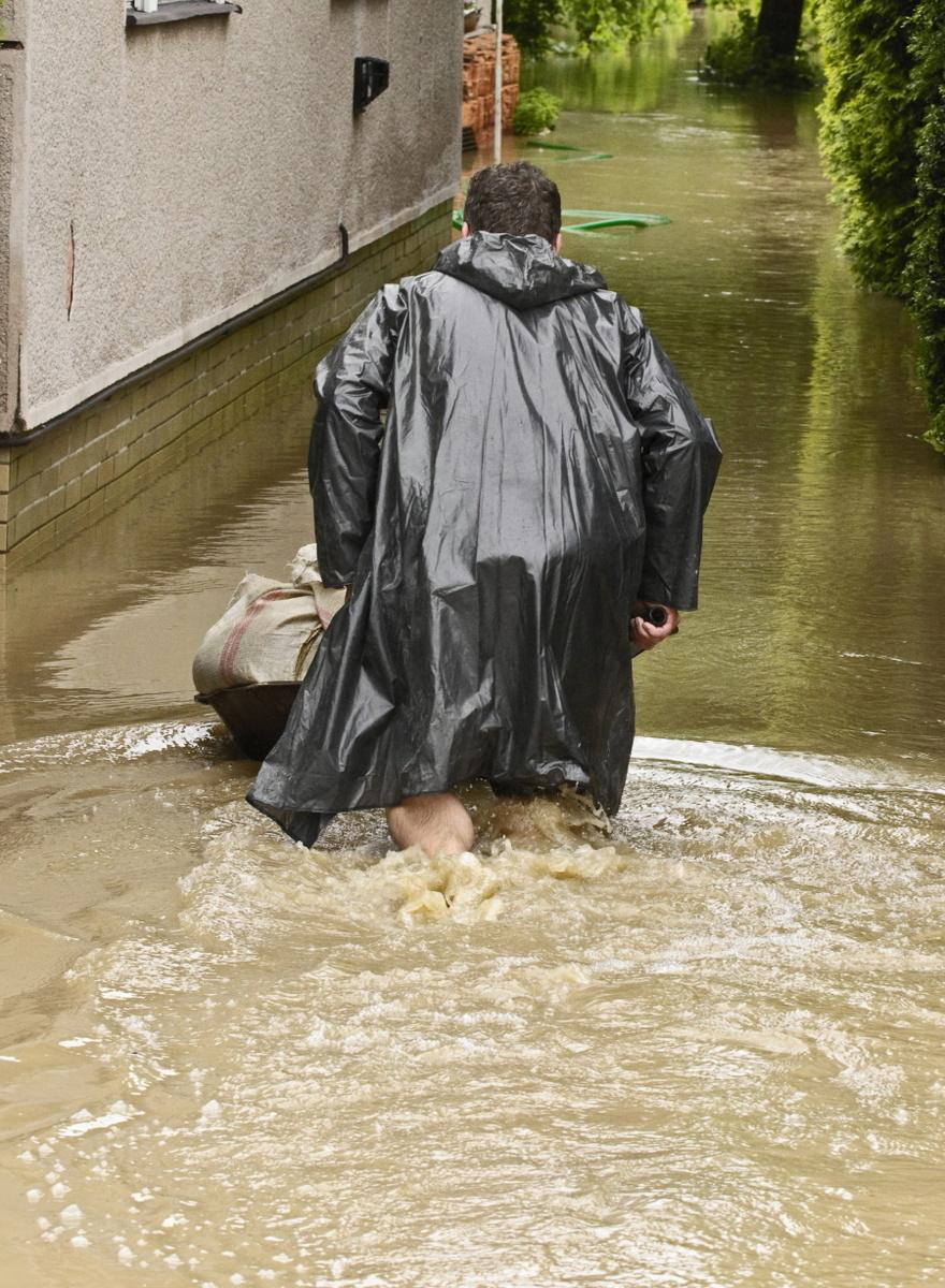 Na snímke zatopený rodinný dom v dedine Hul. 