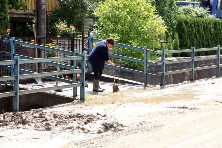 Obyvatelia Ducového bojujú  už niekoľko dní s blatom.