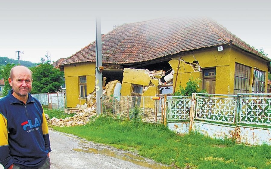 Štefana Paulova z Mankoviec (okr. Zlaté Moravce)  pripravila rozbúrená voda o časť domu.