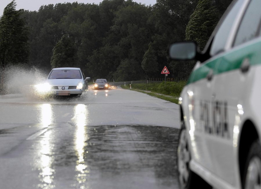 Zaplavená cesta medzi obcami Slepčany a Nová ves nad Žitavou, na ktorej musela polícia regulovať premávku.