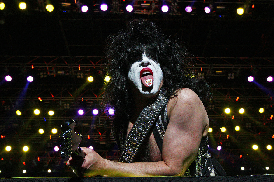 Basový gitarista Gene Simmons,