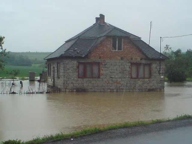 Zatopený dom v obci