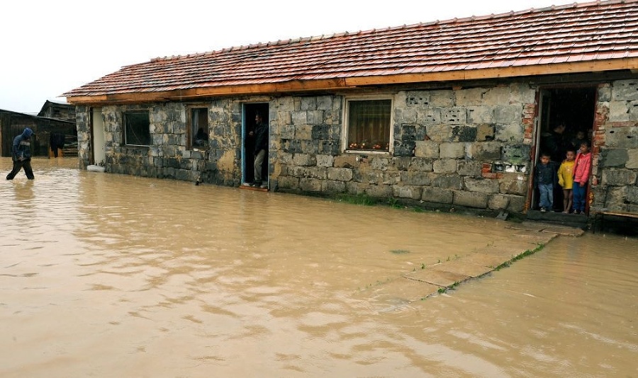 Zaplavené domy rómskej osade