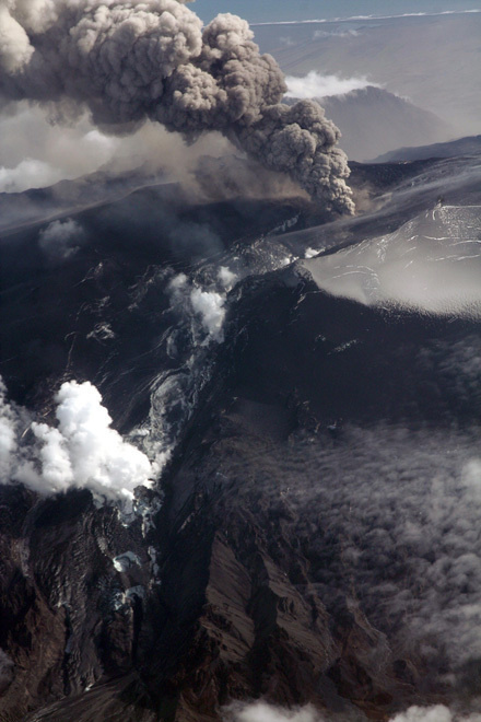 Islandská sopka Eyjafjallajökull stále chrlí nebezpečný popol.