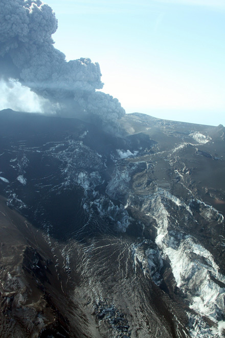 Islandská sopka Eyjafjallajökull stále chrlí nebezpečný popol.
