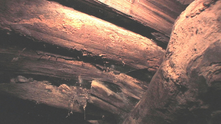 Staré drevené trámy nájdené