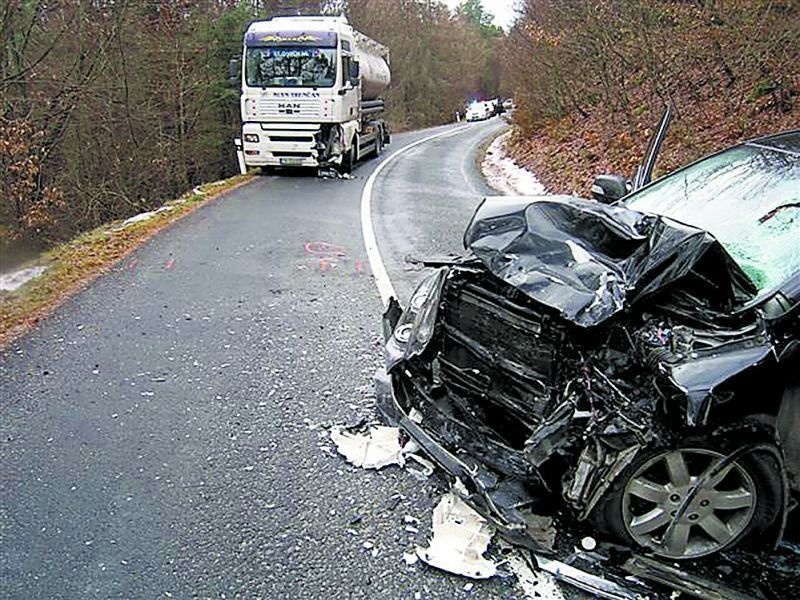 Honda počas predbiehania čelne narazila do nákladiaka.