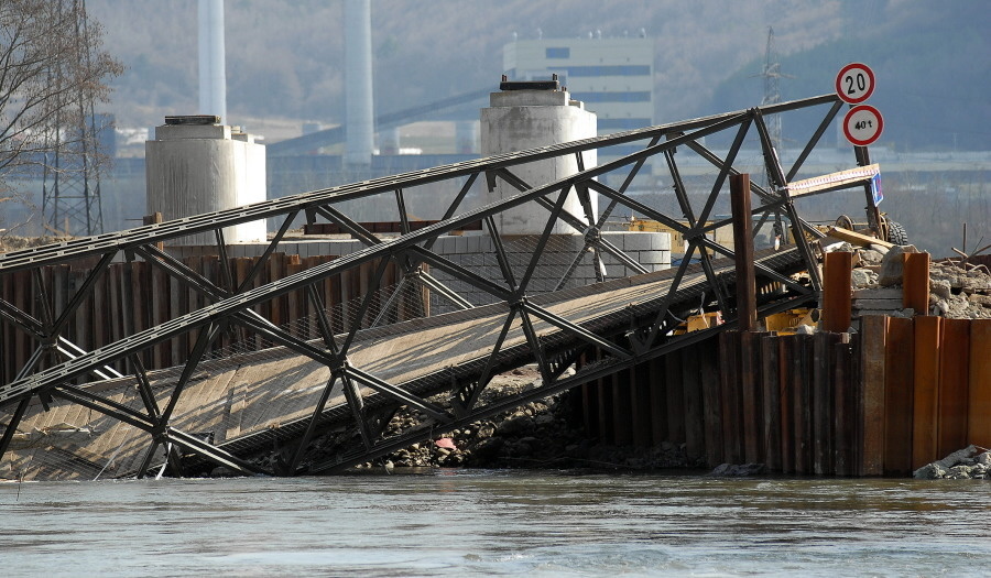 Zničený most cez rieku