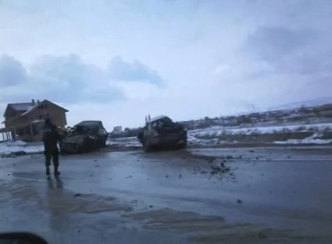 Zdemolované auto slovenských vojakov