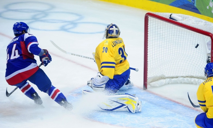 Andrej Sekera (Slovensko) strieľa