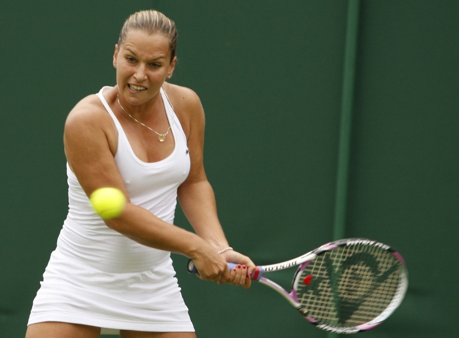 Dominika Cibulková počas zápasi s Julie Coinovou.