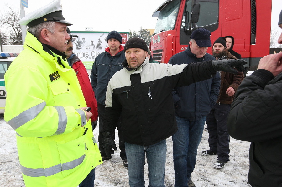 Protestujúci dopravcovia zablokovali dopravu