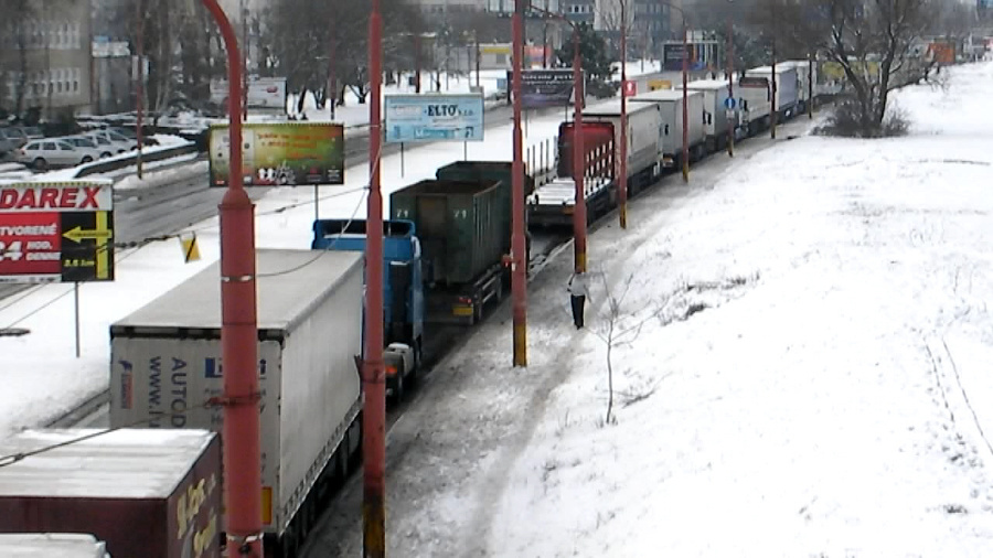 Kamióny blokujúce Rožňavskú ulicu