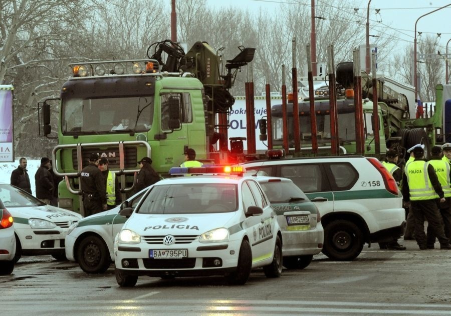 Uzavretá Rožňavská cesta stojacimi