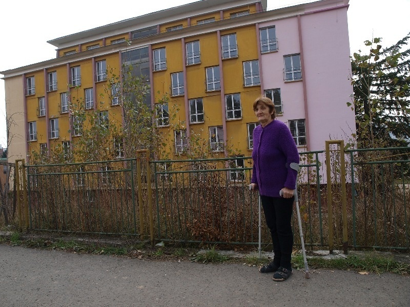 Jolana Košútová (68) sa bojí, že do budovy sa nasťahujú bezdomovci a neprispôsobiví občania.