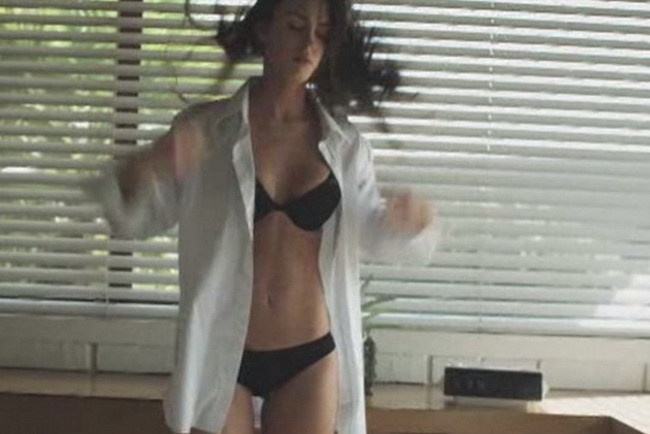 Kráska Megan Fox nakrútila najsexi video svojej kariéry.