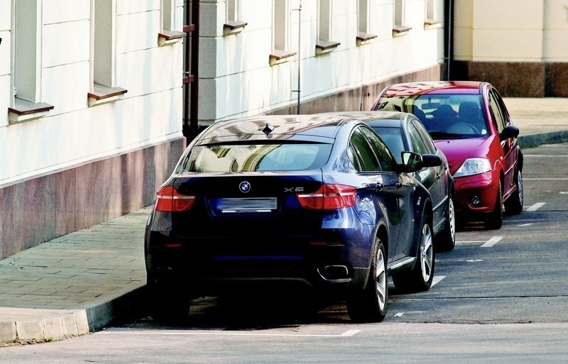 Luxusné tmavomodré BMW X6,