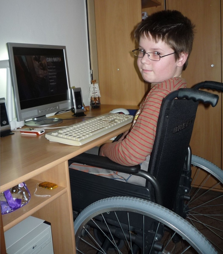 Invalidný vozík a počítač