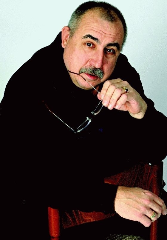 Herec je odhodlaný vypátrať pravého vinníka nehody, pri ktorej zahynul jeho syn s kamarátom.