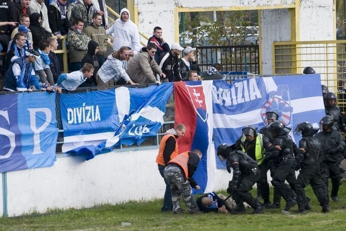 Na snímke polícia odvádza fanúšika Slovana Bratislava, ktorý vnikol na hraciu plochu pred začatím zápasu 14. kola Corgoň ligy DAC Dunajská Streda - Slovan Bratislava 1. novembra 2008 v Dunajskej Strede.