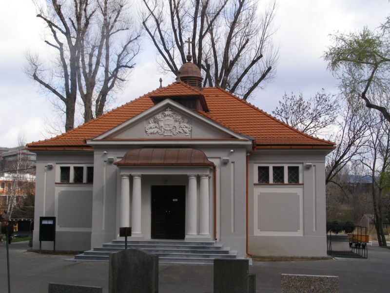 dom smútku na cintoríne
