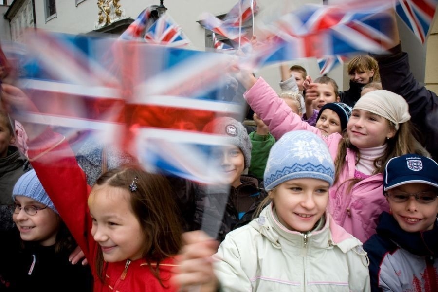 Ľudia sledujú britskú kráľovnú