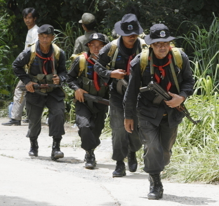 Thajskí vojaci kráčajú od