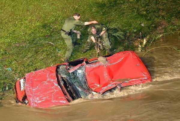 Nemeckí policajti vyťahujú auto