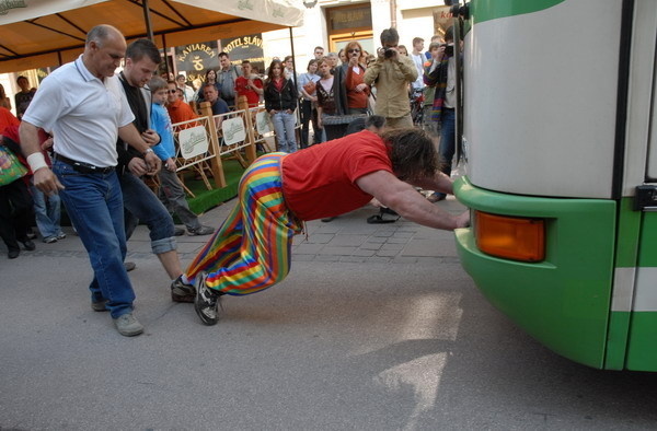 Silák Juraj Barbarič už v minulosti tlačil autobus na Hlavnej ulici v Košiciach.