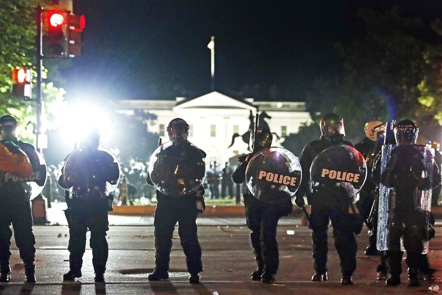 Biely dom strážia policajti