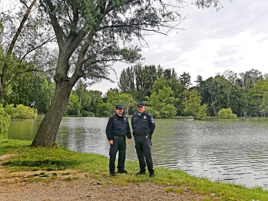 Dvojica policajtov neváhala a