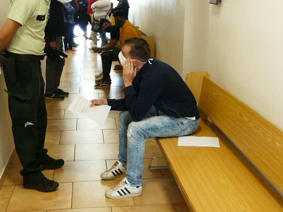 Petra priviezli na súd policajti.