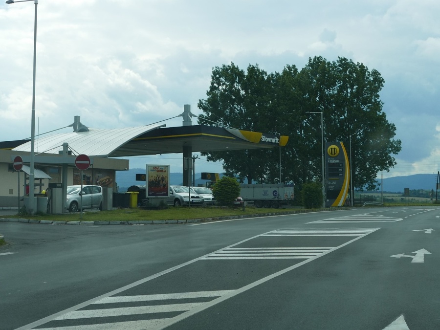 Petra priviezli na súd policajti.
